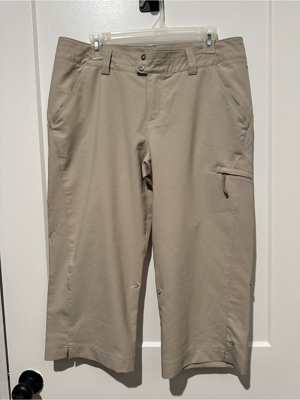 Columbia women’s Light Khaki Cargo Capris
